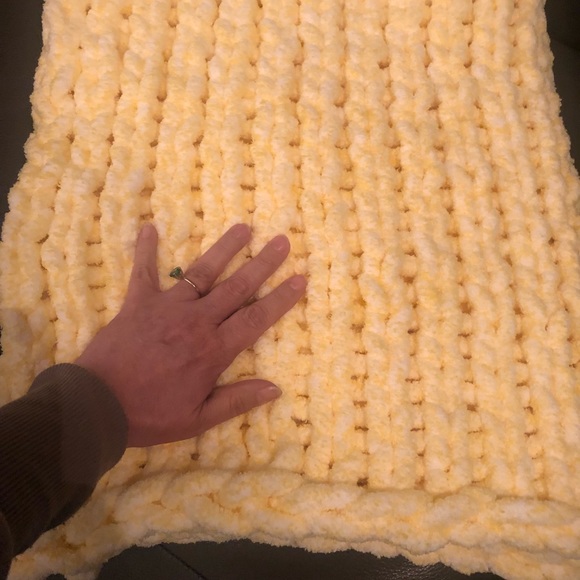 TAKING ORDERS NOW I make chunky blankets , small 65.00, med 85.00, large 145.00 - Picture 10 of 16